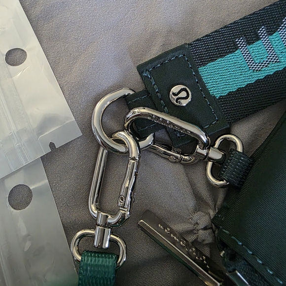 NWT Lululemon Clippable Card Pouch Wallet Green | eBay 🔑👛lululemon Athletica Green Teal Key & Card Holder